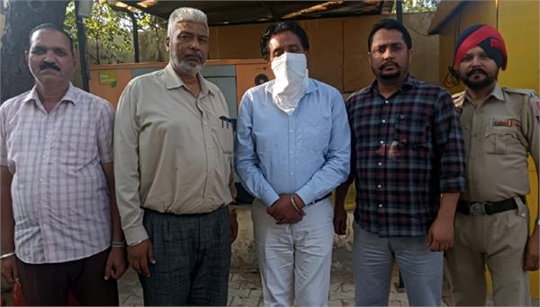 vigilance catches person red handed while accepting bribe