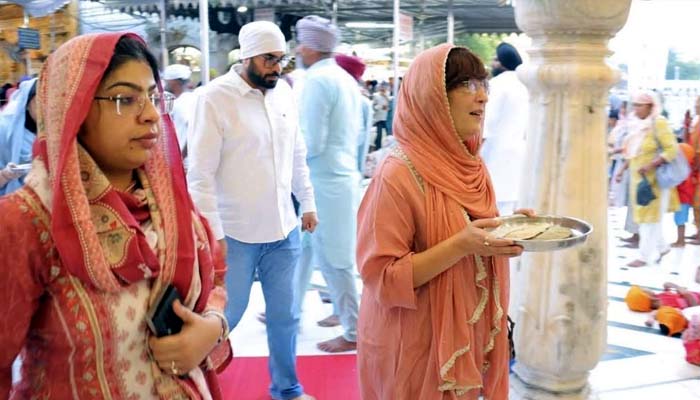 ਭਾਰਤੀ ਚੋਣ ਕਮਿਸ਼ਨ ਦੀ ਡਾਇਰੈਕਟਰ ਜਨਰਲ ਡਾ. ਸੀਮਾ ਖੰਨਾ ਸ੍ਰੀ ਹਰਿਮੰਦਰ ਸਾਹਿਬ ਵਿਖੇ ਹੋਏ ਨਤਮਸਤਕ