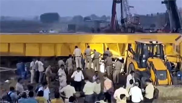 heavy crane collapses during construction of expressway flyover