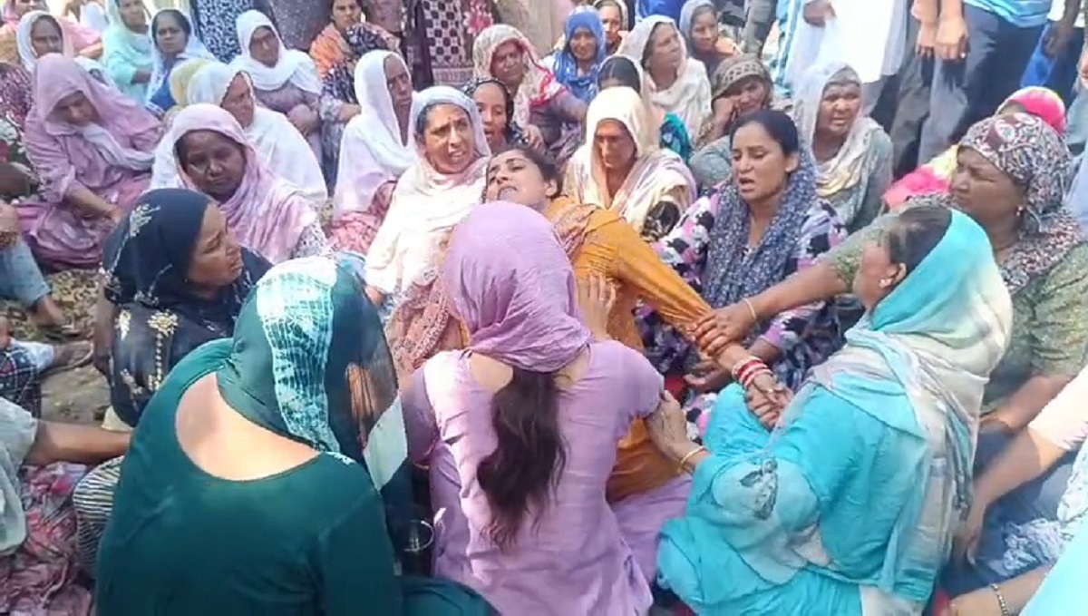 ਮੀਓਵਾਲ ’ਚ ਰੇਤ ਦੇ ਟਿੱਪਰ ਦਾ ਤਾਂਡਵ: 25 ਸਾਲਾ ਨੌਜਵਾਨ ਨੂੰ ਬੇਰਹਿਮੀ ਨਾਲ ਕੁਚਲਿਆ, ਪਰਿਵਾਰ ਨੇ ਲਾਇਆ ਜਾਮ