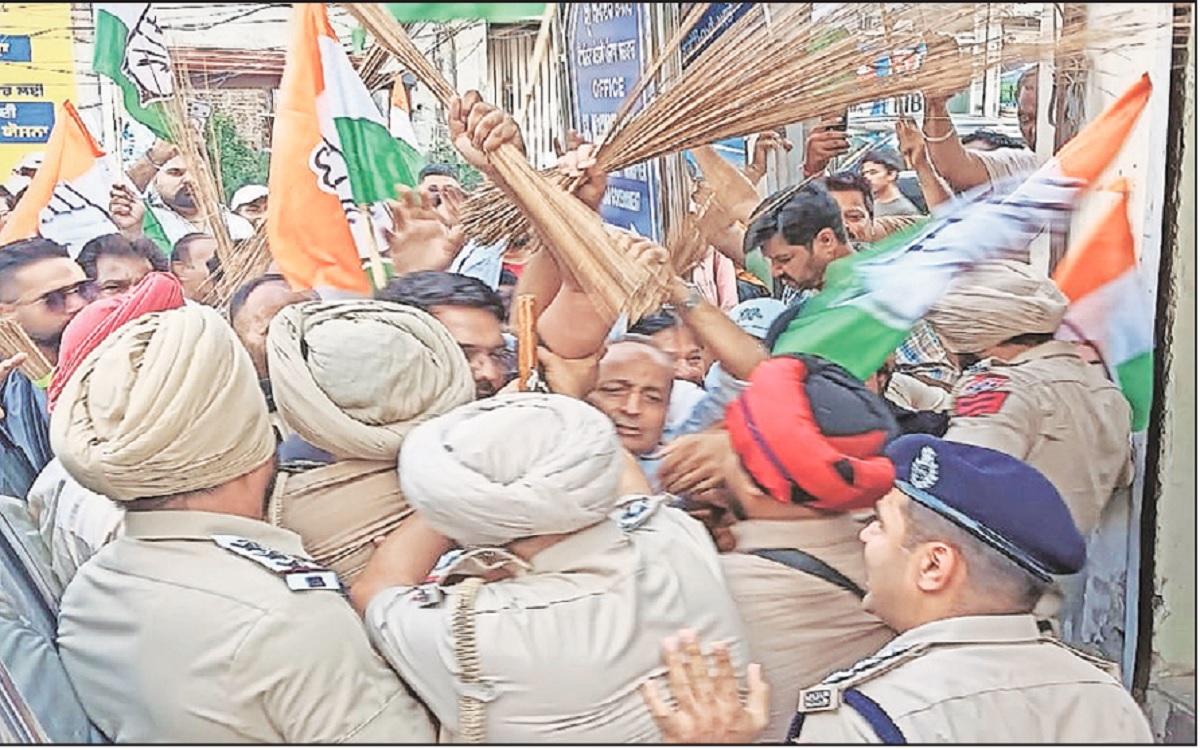 ਜਲੰਧਰ ''ਚ ਕਾਂਗਰਸ ਦਾ ਹੱਲਾ-ਬੋਲ: ਮਹਿੰਦਰ ਭਗਤ ਦਾ ਦਫ਼ਤਰ ਘੇਰਨ ਦੌਰਾਨ ਕਾਂਗਰਸੀਆਂ ਤੇ ਪੁਲਸ ਵਿਚਾਲੇ ਧੱਕਾ-ਮੁੱਕੀ