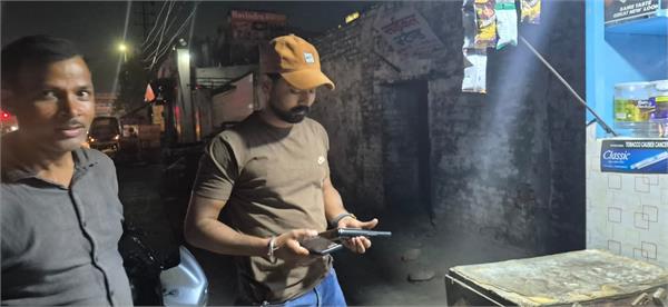 laborer clashes with robbers who came to rob cigarette butt