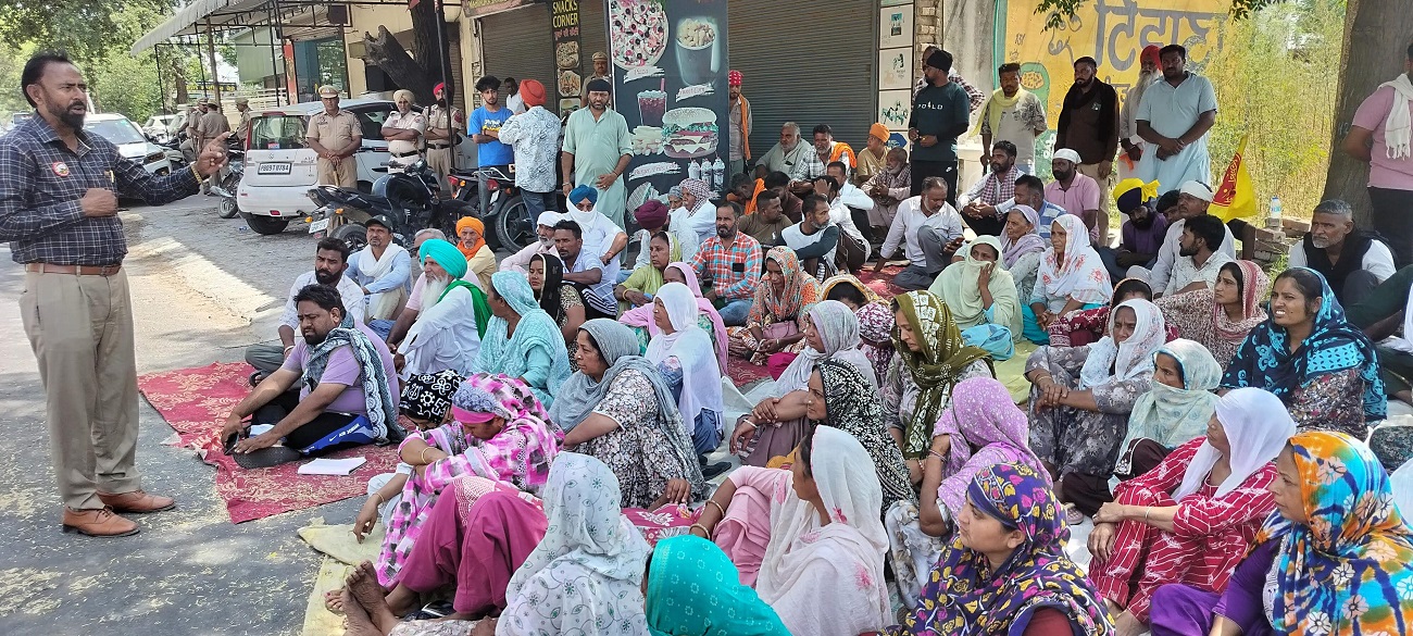 ਨੌਜਵਾਨ ਦੀ ਮੌਤ ’ਤੇ ਬਵਾਲ: ਪੁਲਸ ਨੇ ਕਿਹਾ-ਆਤਮ ਰੱਖਿਆ ''ਚ ਚਲਾਈ ਗੋਲੀ, ਪਰਿਵਾਰ ਨੇ ਥਾਣੇ ਬਾਹਰ ਲਾਇਆ ਧਰਨਾ