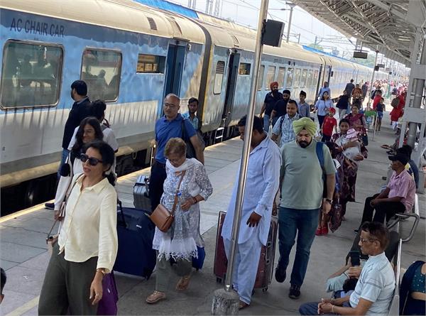 railways   delay caused a lot of trouble for passengers