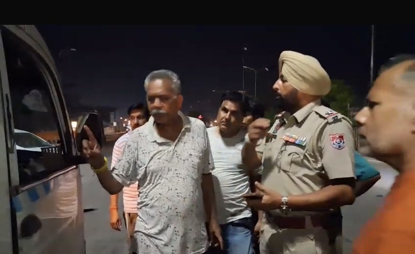 ਫਗਵਾੜਾ ''ਚ ਗਊ ਤਸਕਰੀ ਦਾ ਵੱਡਾ ਭਾਂਡਾਫੋੜ: 3 ਗਾਵਾਂ ਸਣੇ 2 ਭਰਾ ਕਾਬੂ, ਸ਼ੂਗਰ ਮਿੱਲ ਚੌਕ ''ਤੇ ਹੋਇਆ ਭਾਰੀ ਹੰਗਾਮਾ