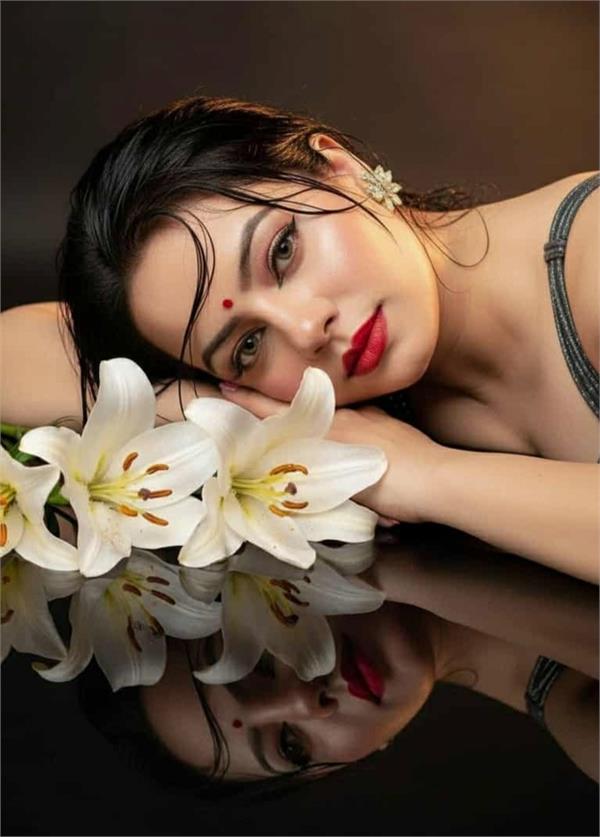young women  trend  kajal  makeup