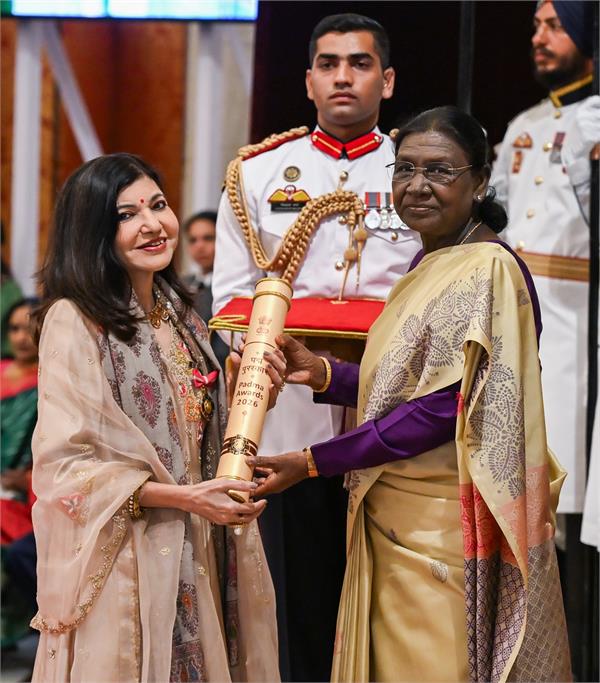 veteran singer alka yagnik receives padma bhushan