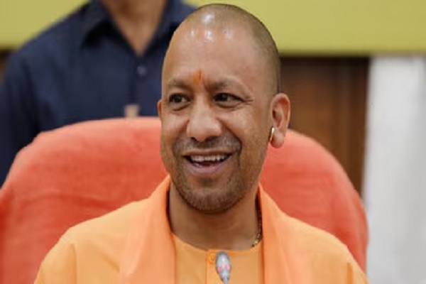 54 ਸਾਲ ਦੇ ਹੋਏ CM ਯੋਗੀ, ਕਾਸ਼ੀ ''ਚ 51 ਫੁੱਟ ਉੱਚੇ ਹਨੂੰਮਾਨ ਮੰਦਰ ''ਚ ਕੀਤੀ ਆਰਤੀ
