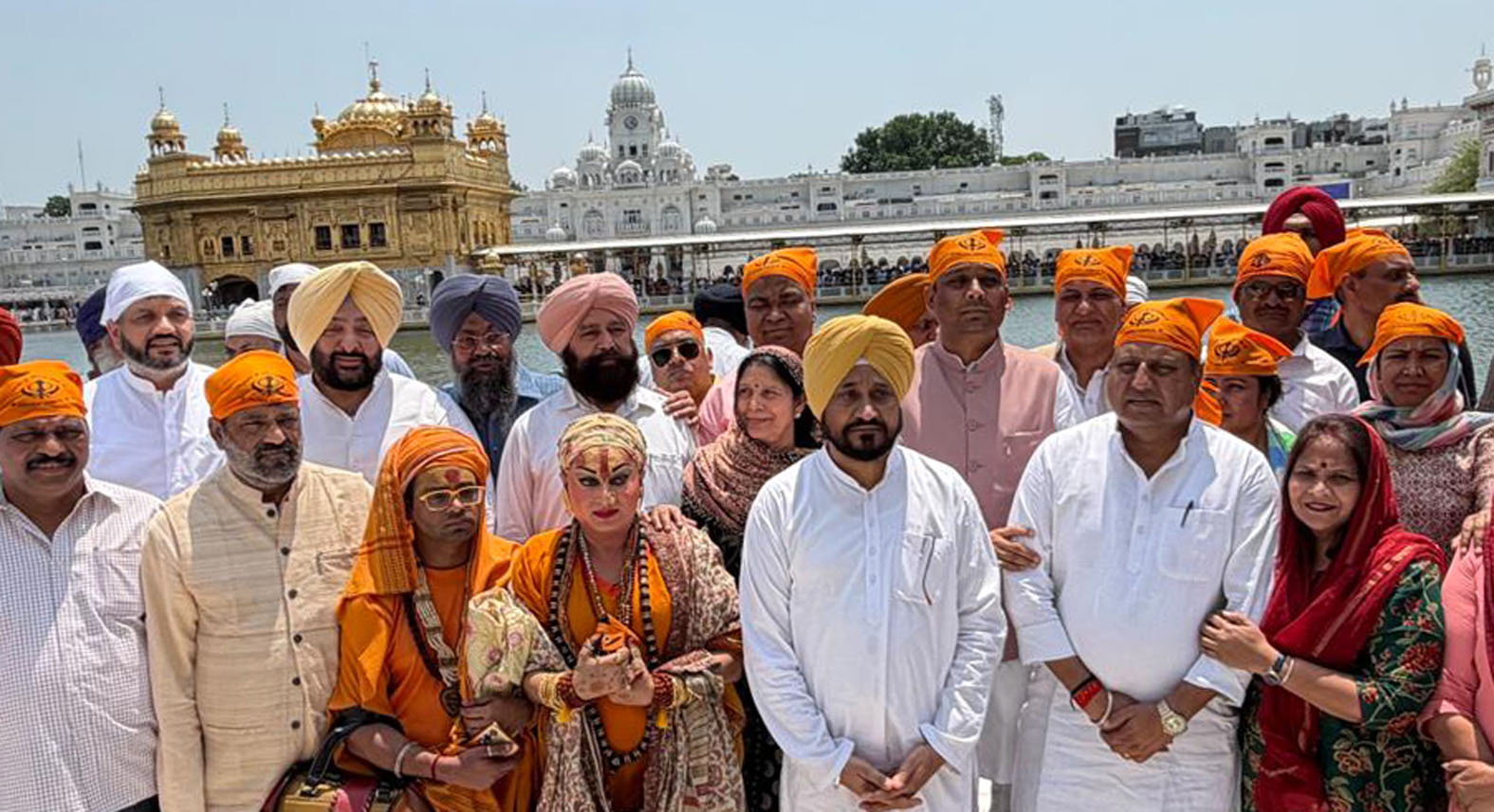 ਸੱਚਖੰਡ ਸ੍ਰੀ ਹਰਿਮੰਦਰ ਸਾਹਿਬ ਵਿਖੇ 20 ਸੰਸਦ ਮੈਂਬਰਾਂ ਦੇ ਵਫ਼ਦ ਨਾਲ ਨਤਮਸਤਕ ਹੋਏ ਚਰਨਜੀਤ ਸਿੰਘ ਚੰਨੀ