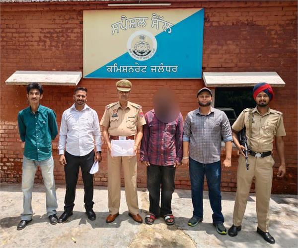 one accused arrested with 32 bore pistol