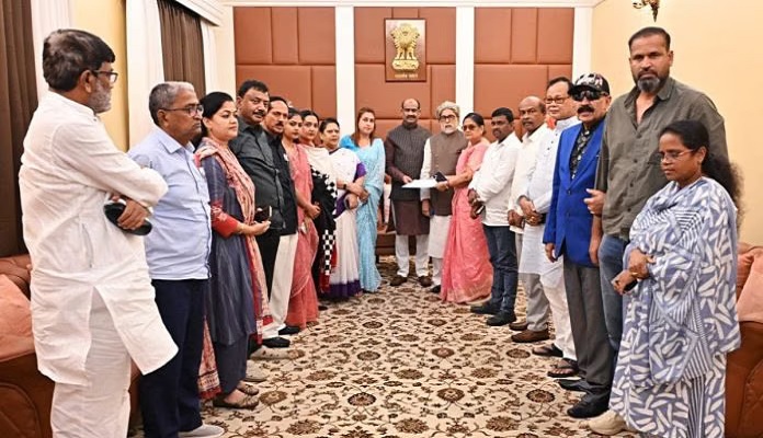 ਸਿਆਸਤ ''ਚ ਵੱਡੀ ਹਲਚਲ ! 20 ਸੰਸਦ ਮੈਂਬਰਾਂ ਨੇ TMC ਛੱਡ ਇਸ ਪਾਰਟੀ ਨੂੰ ਦਿੱਤਾ ਸਮਰਥਨ