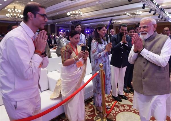 arunabh kumar meets pm narendra modi with   panchayat   team