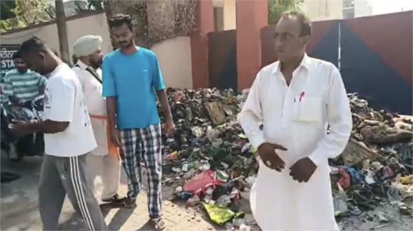 municipal council employees protest in front of dinanagar police station