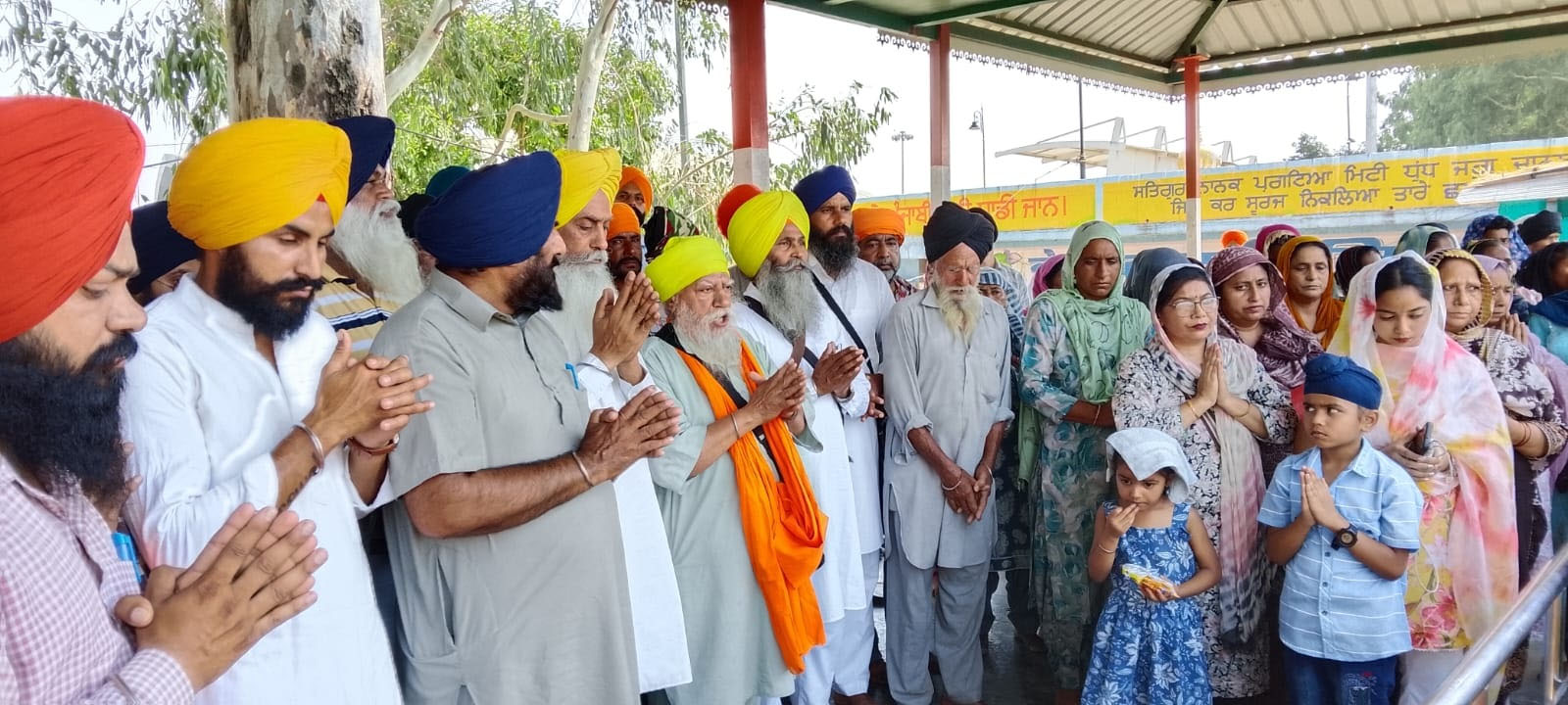 ਸ੍ਰੀ ਕਰਤਾਰਪੁਰ ਸਾਹਿਬ ਦਾ ਲਾਂਘਾ ਮੁੜ ਖੋਲ੍ਹਣ ਦੀ ਮੰਗ, ਸੰਗਤਾਂ ਨੇ ਸਰਹੱਦ ’ਤੇ ਕੀਤੀ ਅਰਦਾਸ