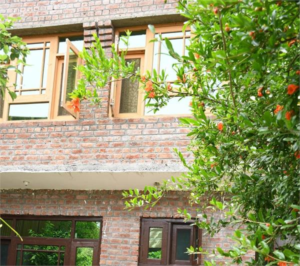 srinagar police  drug smuggler  property seized