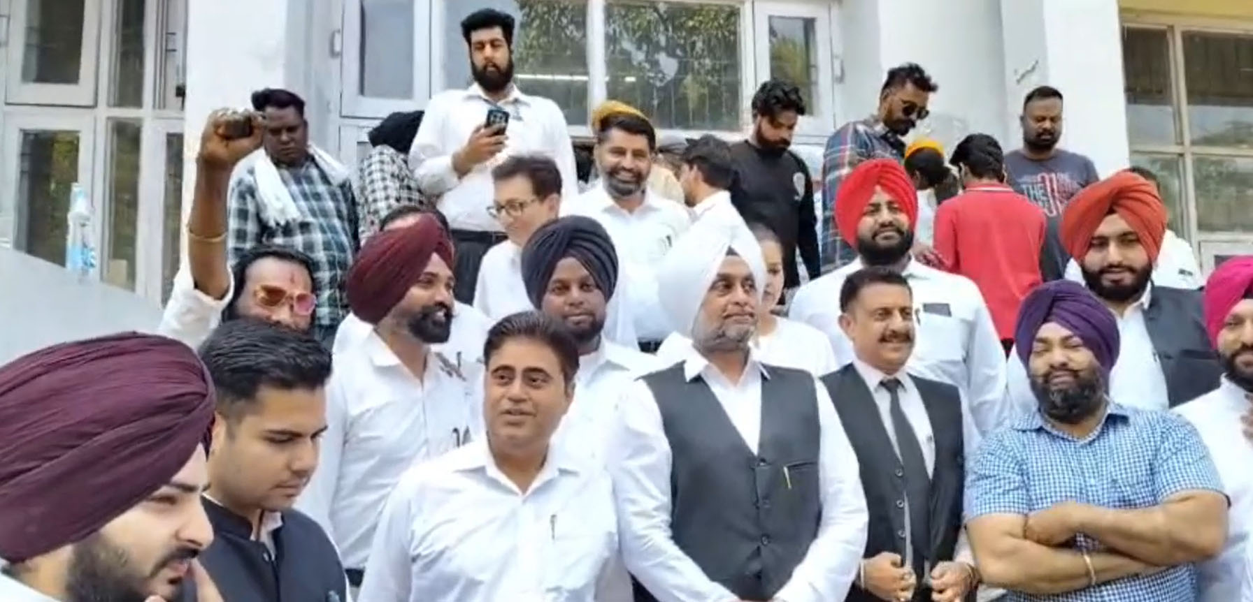 ਐਡਵੋਕੇਟ ਬਿਕਰਮਜੀਤ ਬਾਠ ਖ਼ਿਲਾਫ਼ ਪਰਚੇ ਦੇ ਵਿਰੋਧ ''ਚ ਅੰਮ੍ਰਿਤਸਰ ਦੇ ਵਕੀਲਾਂ ਦੀ ਹੜਤਾਲ, ‘ਨੋ ਵਰਕ’ ਦਾ ਐਲਾਨ