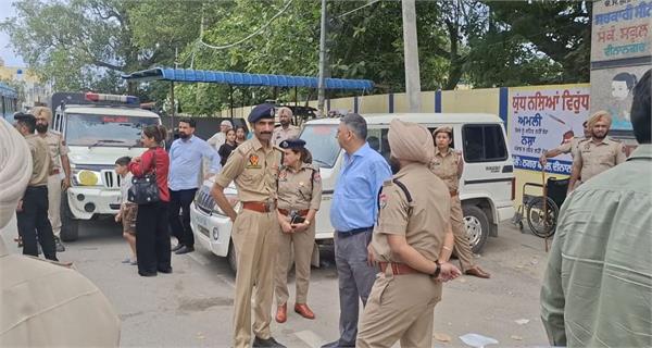 election observer dig naveen saini visits dinanagar