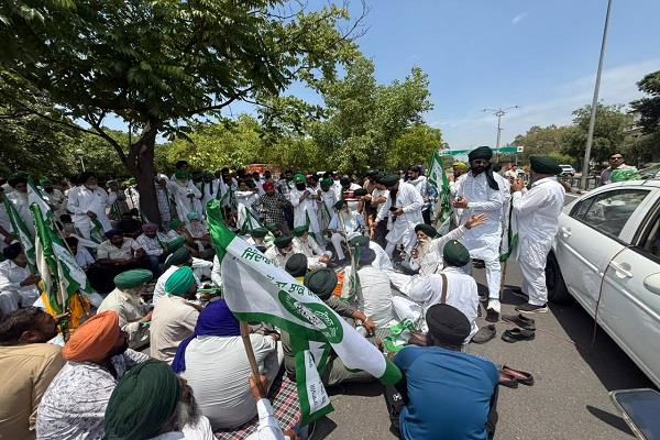 farmers stand firm on the border in chandigarh