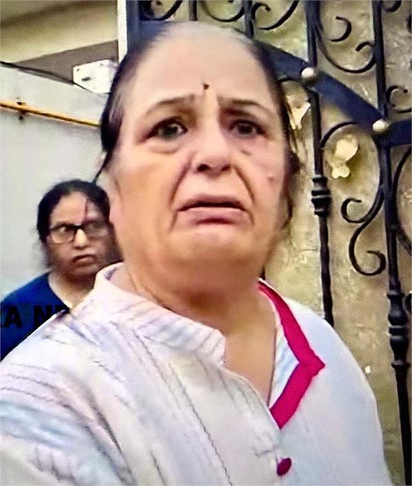 robbers snatch gold earrings from elderly woman  s ears and escape