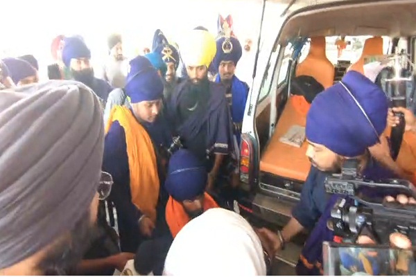 ਗੁਰਦੁਆਰਾ ਸਿੰਘ ਸ਼ਹੀਦਾਂ ਸੋਹਾਣਾ ਵਿਖੇ ਜੱਥੇਦਾਰ ਦੀ ਮੌਜੂਦਗੀ ''ਚ ਹੰਗਾਮਾ, ਤਣਾਅਪੂਰਨ ਬਣਿਆ ਮਾਹੌਲ