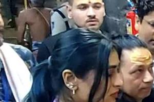 kailash kher visits mahakaleshwar temple in ujjain  attends bhasma aarti