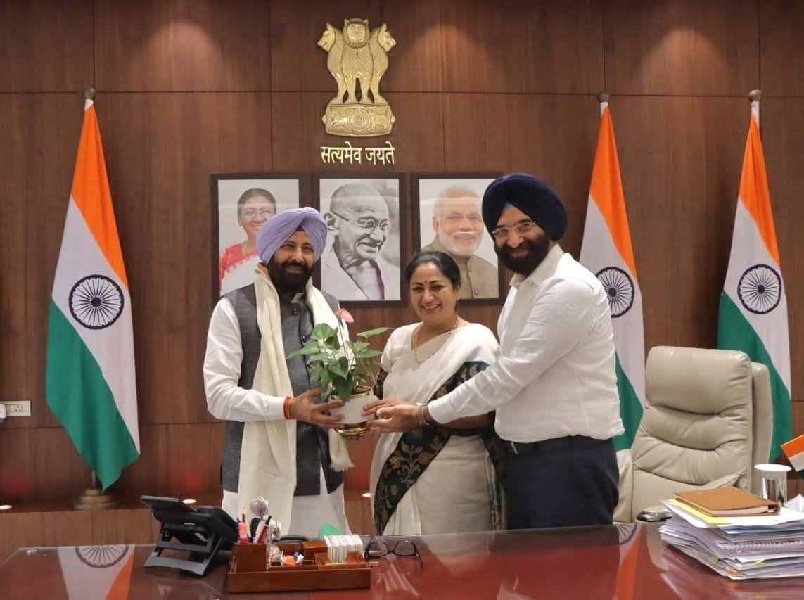 ਦਿੱਲੀ CM ਰੇਖਾ ਗੁਪਤਾ ਨੂੰ ਮਿਲੇ ਪੰਜਾਬ ਭਾਜਪਾ ਪ੍ਰਧਾਨ ਕੇਵਲ ਸਿੰਘ ਢਿੱਲੋਂ