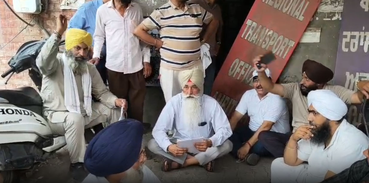 ਆਨਲਾਈਨ ਚਲਾਨਾਂ ਤੇ ਬਲੈਕ ਲਿਸਟ ਦੇ ਮੁੱਦੇ ''ਤੇ ਟਰੱਕ ਯੂਨੀਅਨ ਦਾ ਹੰਗਾਮਾ, ਕੀਤਾ ਰੋਸ ਪ੍ਰਦਰਸ਼ਨ