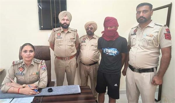 hajipur police arrested a person with a 32 bore pistol