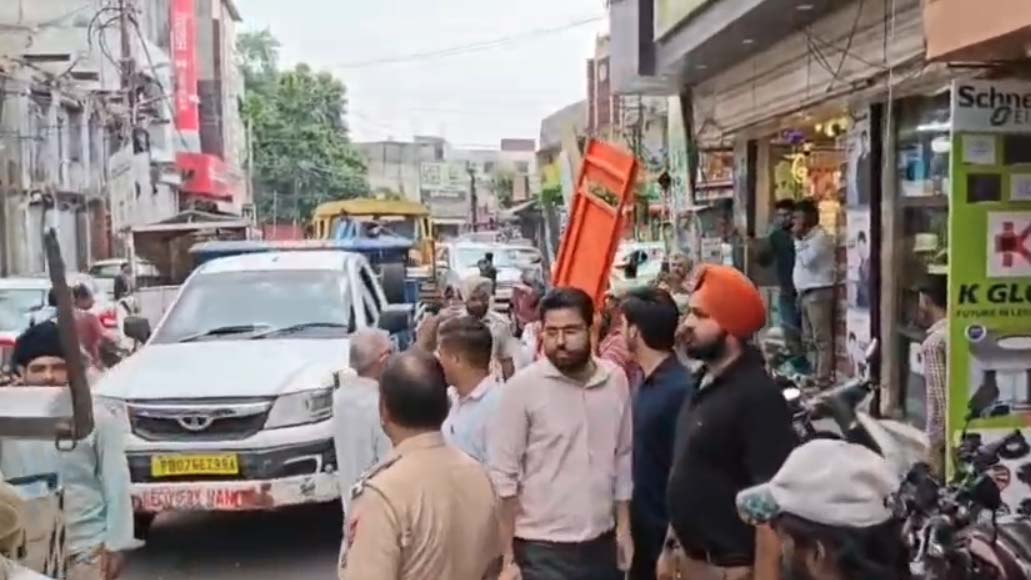 ਜਲੰਧਰ ਨਗਰ ਨਿਗਮ ਤੇ ਟ੍ਰੈਫਿਕ ਪੁਲਸ ਦਾ ਐਕਸ਼ਨ, ਸਾਮਾਨ ਜ਼ਬਤ ਕਰਕੇ ਵਾਹਨ ਕੀਤੇ ਟੋਅ