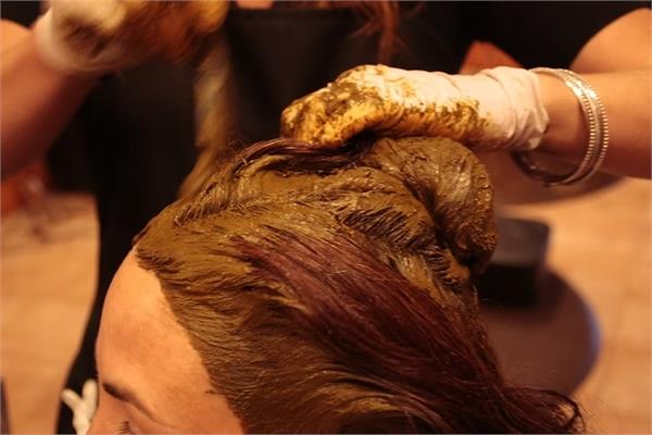 keep these things in mind while applying henna to your hair 