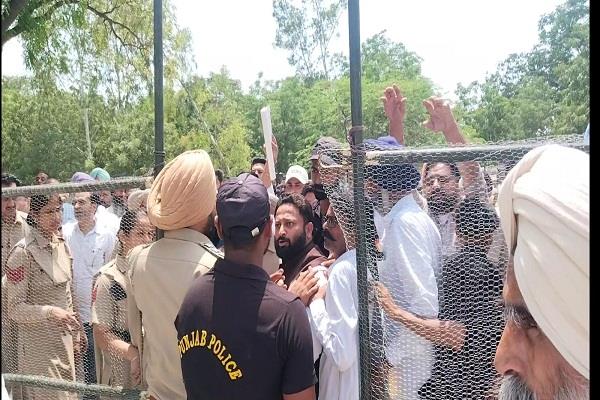 clashes between aap and akali dal workers