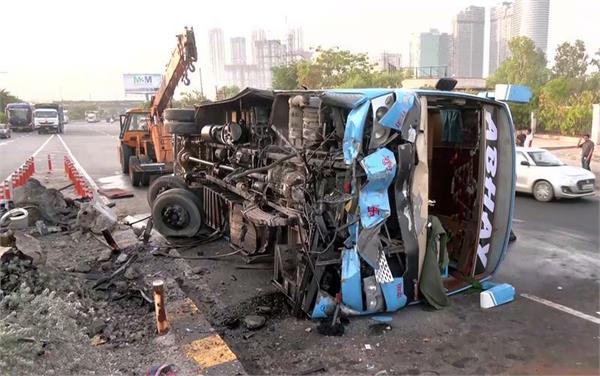 bus overturns after hitting divider in noida