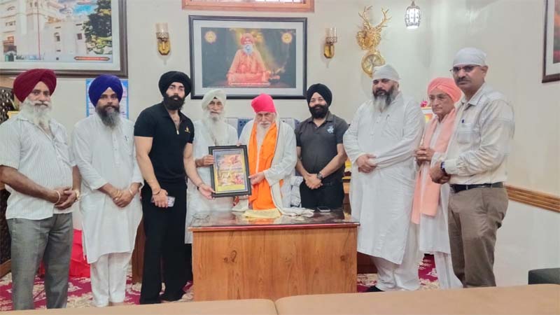 ਬਾਬਾ ਸੁਖਦੇਵ ਸਿੰਘ ਬੇਦੀ ਨੇ ਪਦਮ ਸ਼੍ਰੀ ਸੰਤ ਨਿਰੰਜਨ ਦਾਸ ਜੀ ਨਾਲ ਕੀਤੀ ਮੁਲਾਕਾਤ, ਲਿਆ ਅਸ਼ੀਰਵਾਦ