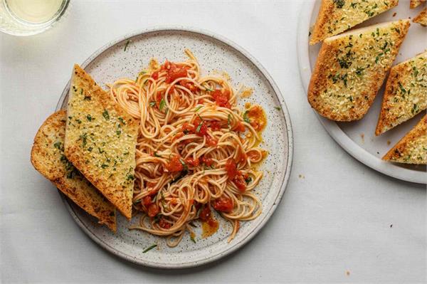 what is the reason behind serving bread with pasta