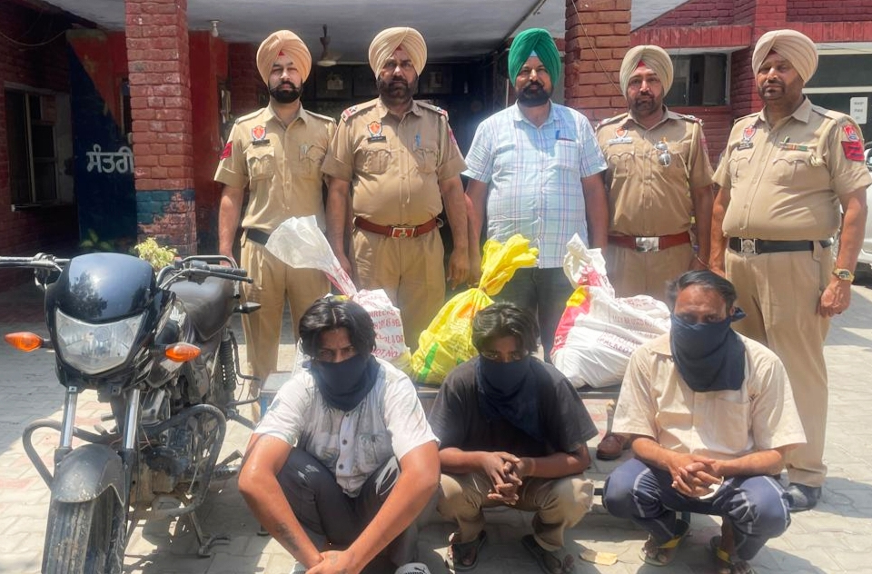 ਬੀਂਬੜੀ ਪਿੰਡ ਦੇ ਠੇਕੇ ਤੋਂ ਲੁੱਟੀ ਸ਼ਰਾਬ ਸਣੇ 3 ਮੁਲਜ਼ਮ ਕਾਬੂ, ਚੋਰੀਸ਼ੁਦਾ ਮੋਟਰਸਾਈਕਲ ਵੀ ਬਰਾਮਦ
