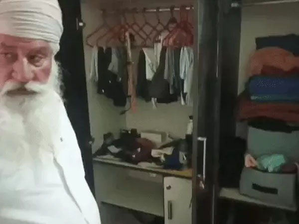 ਅੰਮ੍ਰਿਤਸਰ ''ਚ ਚੋਰਾਂ ਨੇ ਲੁੱਟ ਲਿਆ ਕਿਸਾਨ ਦਾ ਘਰ, ਕਰੀਬ 40 ਤੋਲੇ ਸੋਨਾ ਤੇ ਲੱਖਾਂ ਦੀ ਨਕਦੀ ''ਤੇ ਕੀਤਾ ਹੱਥ ਸਾਫ਼