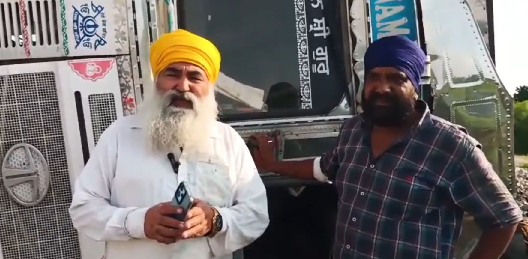 ਨੈਸ਼ਨਲ ਹਾਈਵੇ ''ਤੇ ਪਲਟਿਆ ਬਜਰੀ ਨਾਲ ਭਰਿਆ ਟਰੱਕ, ਸ਼ੀਸ਼ਾ ਤੋੜ ਕੇ ਡਰਾਈਵਰ ਨੂੰ ਕੱਢਿਆ ਬਾਹਰ
