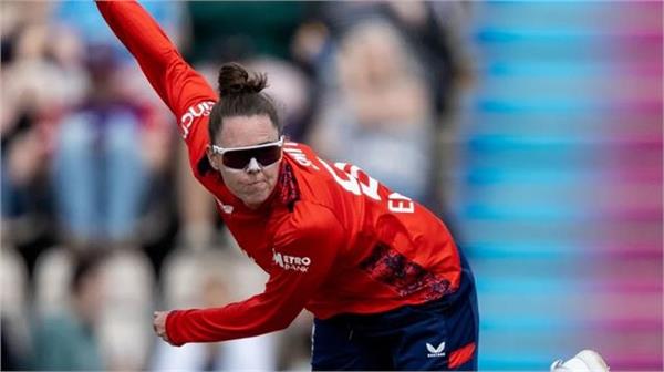 lindsey smith becomes number 1 bowler