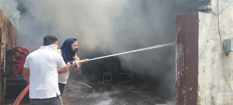ਕਪੂਰਥਲਾ ਵਿਖੇ ਟੈਂਟ ਹਾਊਸ ਨੂੰ ਲੱਗੀ ਭਿਆਨਕ ਅੱਗ, ਲੱਖਾਂ ਦਾ ਸਾਮਾਨ ਸੜ ਕੇ ਸੁਆਹ