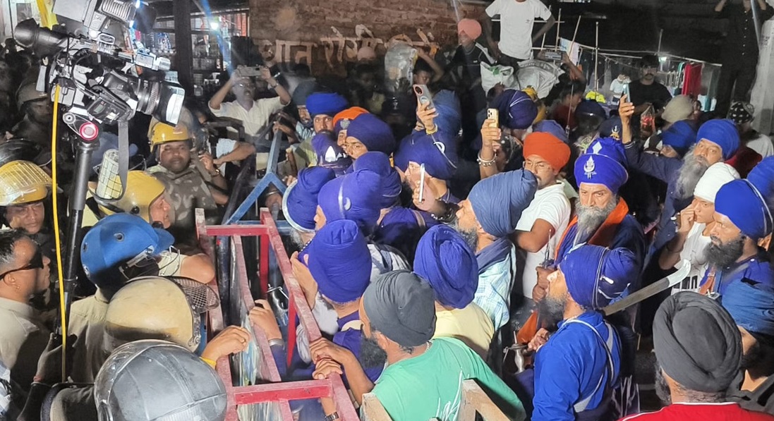 ਉੱਤਰਾਖੰਡ ''ਚ ਜ਼ਬਰਦਸਤੀ ਦਾਖਲ ਹੋਏ ਨਿਹੰਗ ਸਿੱਖ, ਲਹਿਰਾਈਆਂ ਤਲਵਾਰਾਂ, ਗੱਲਬਾਤ ਮਗਰੋਂ ਵਾਪਸ ਪਰਤੇ