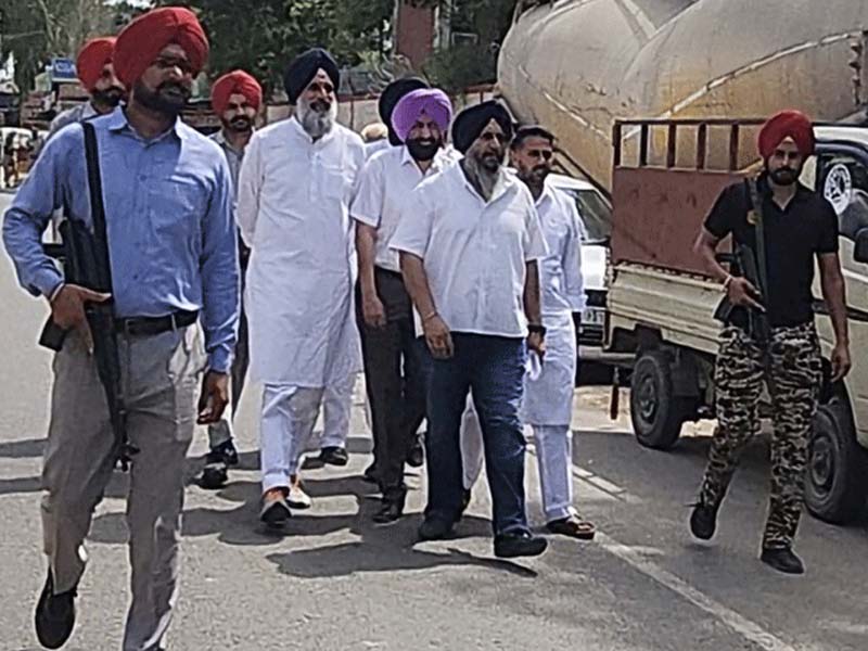 ਕਰੀਬ 4 ਘੰਟੇ ਦੀ ਉਡੀਕ ਮਗਰੋਂ ਬਿਕਰਮ ਮਜੀਠੀਆ ਜਾਂਚ ਲਈ ਥਾਣੇ ਅੰਦਰ ਹੋਏ ਦਾਖ਼ਲ