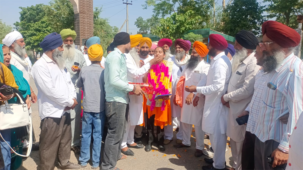 NDA ਟੈਸਟ ''ਚ 18ਵਾਂ ਰੈਂਕ ਹਾਂਸਲ ਕਰਨ ਵਾਲੀ ਕੋਮਲਪ੍ਰੀਤ ਦਾ ਗਰਮ ਜੋਸ਼ੀ ਨਾਲ ਸਵਾਗਤ