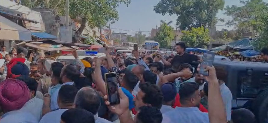 ਦੀਨਾਨਗਰ ਨਗਰ ਕੌਂਸਲ ਚੋਣਾਂ ਦੌਰਾਨ ਦੋ ਧਿਰਾਂ ਆਹਮੋ-ਸਾਹਮਣੇ, ਨਾਅਰੇਬਾਜ਼ੀ ਨਾਲ ਮਾਹੌਲ ਗਰਮਾਇਆ