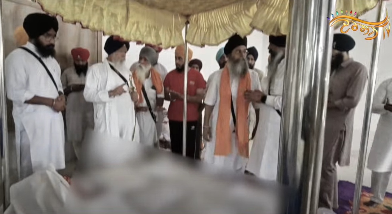 ਗੁਰਦੁਆਰਾ ਸਾਹਿਬ ''ਚ ਲੱਗੀ ਅੱਗ! 4 ਪਾਵਨ ਸਰੂਪਾਂ ਨੂੰ ਪਹੁੰਚਿਆ ਨੁਕਸਾਨ, ਪ੍ਰਬੰਧਕ ਕਮੇਟੀ ਤੇ ਪੰਚਾਇਤ ਤੋਂ ਜਵਾਬ ਤਲਬ