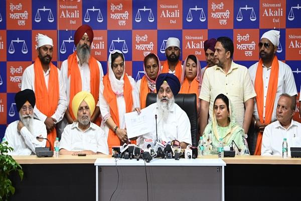 sukhbir badal inducts 31 councilors into akali dal