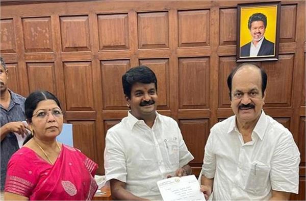former minister vijayabhaskar resigns