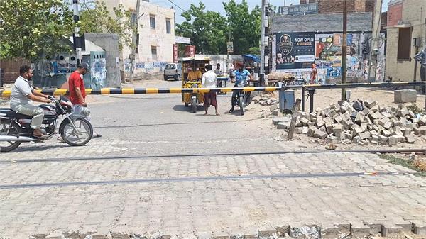 railway gate to remain closed