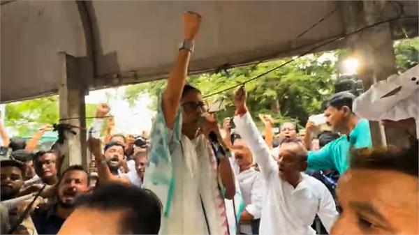 mamata banerjee west bengal dharna kolkata abhishek banerjee