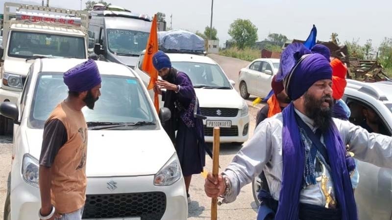 ਪੰਜਾਬ ਆਉਣ ਵਾਲੀਆਂ ਗੱਡੀਆਂ 'ਤੇ ਲੱਗੇਗਾ 'ਖ਼ਾਲਸਾ ਟੈਕਸ'! ਨਿਹੰਗ ਸਿੰਘਾਂ ਨੇ ਸਾਂਭ ਲਏ ਮੋਰਚੇ