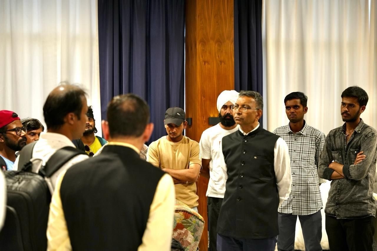 ਭਾਰਤੀ ਰਾਜਦੂਤ ਨੇ ਅਮਰੀਕੀ ਹਮਲੇ ''ਚ ਬਚਾਏ ਗਏ ਚਾਲਕ ਦਲ ਦੇ 21 ਮੈਂਬਰਾਂ ਨਾਲ ਕੀਤੀ ਮੁਲਾਕਾਤ